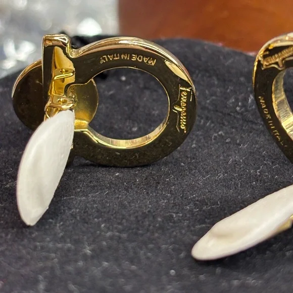 Ferragamo vintage Gancini pearl earrings with COA EUC - Picture 14 of 15